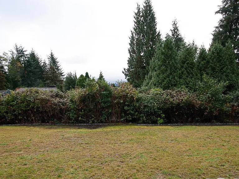 555 Stevens Dr — Photo 18