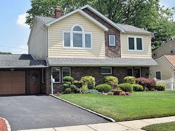 2nd image of 25 W Cabot Ln