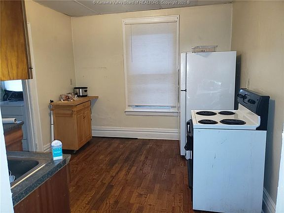 4th image of 4 Woodward Ct