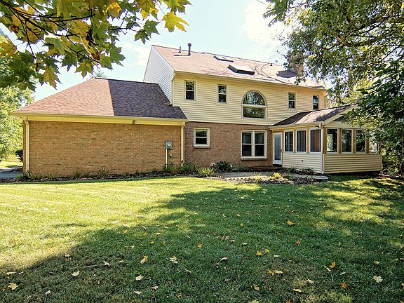 3rd image of 815 Foxknoll Ct