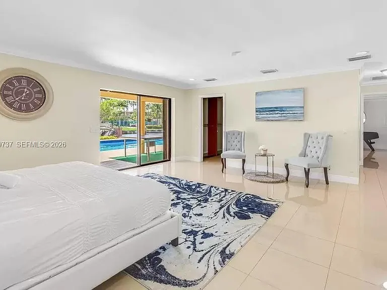 437 Holiday Dr — Photo 15