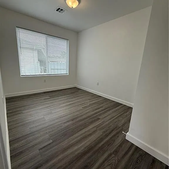 717 N Woodlawn Ave — Photo 4