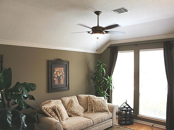 Crown molding in this living room. Wood floor. Double pane window for natural lighting.