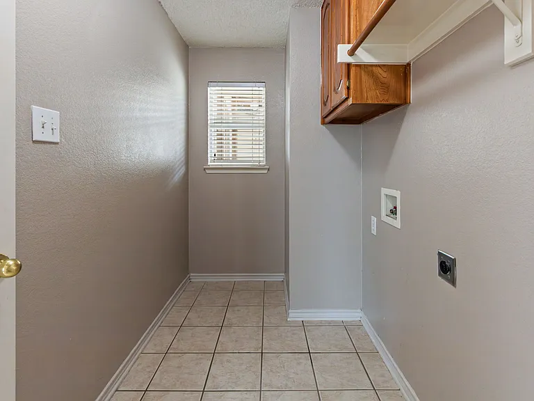 300 Thomas Dr — Photo 19