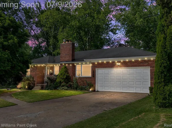 2731 Crooks Rd, Royal Oak, MI 48073