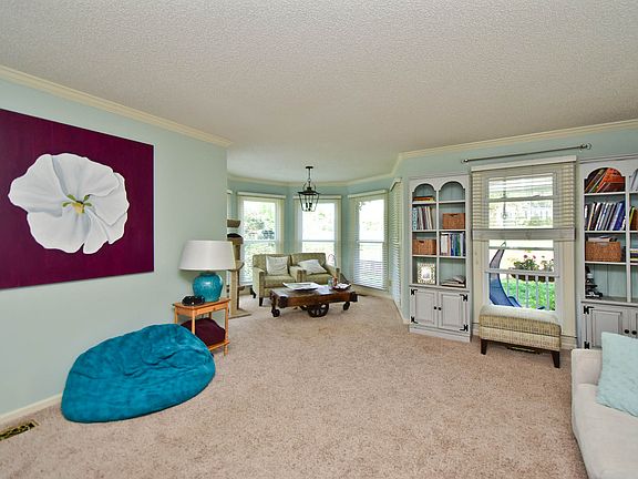 5th image of 321 Barrington Park Ln