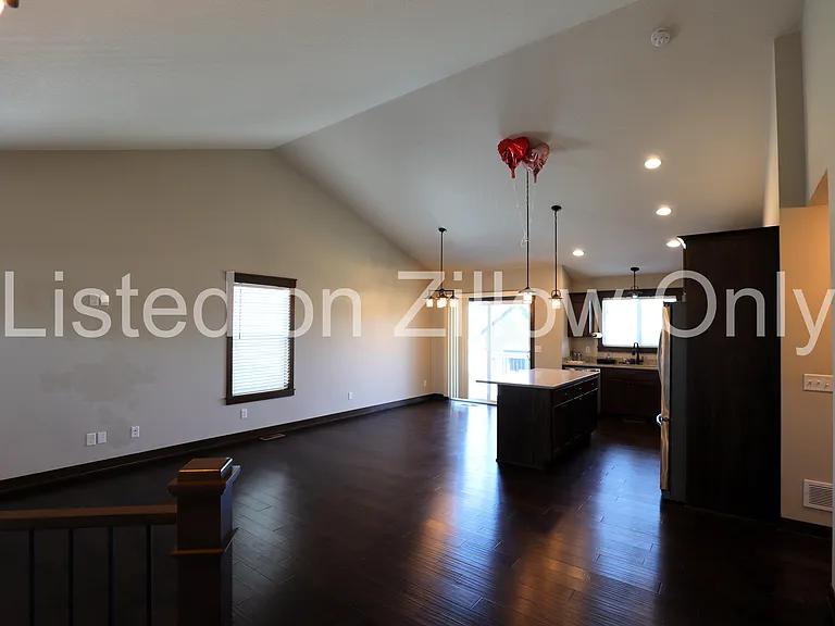 6758 Redwood Ave — Photo 6