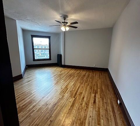 3rd image of 905 W Franklin Ave #11