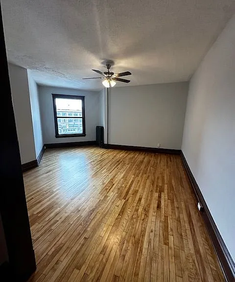 West Franklin Avenue Apartments — Photo 4