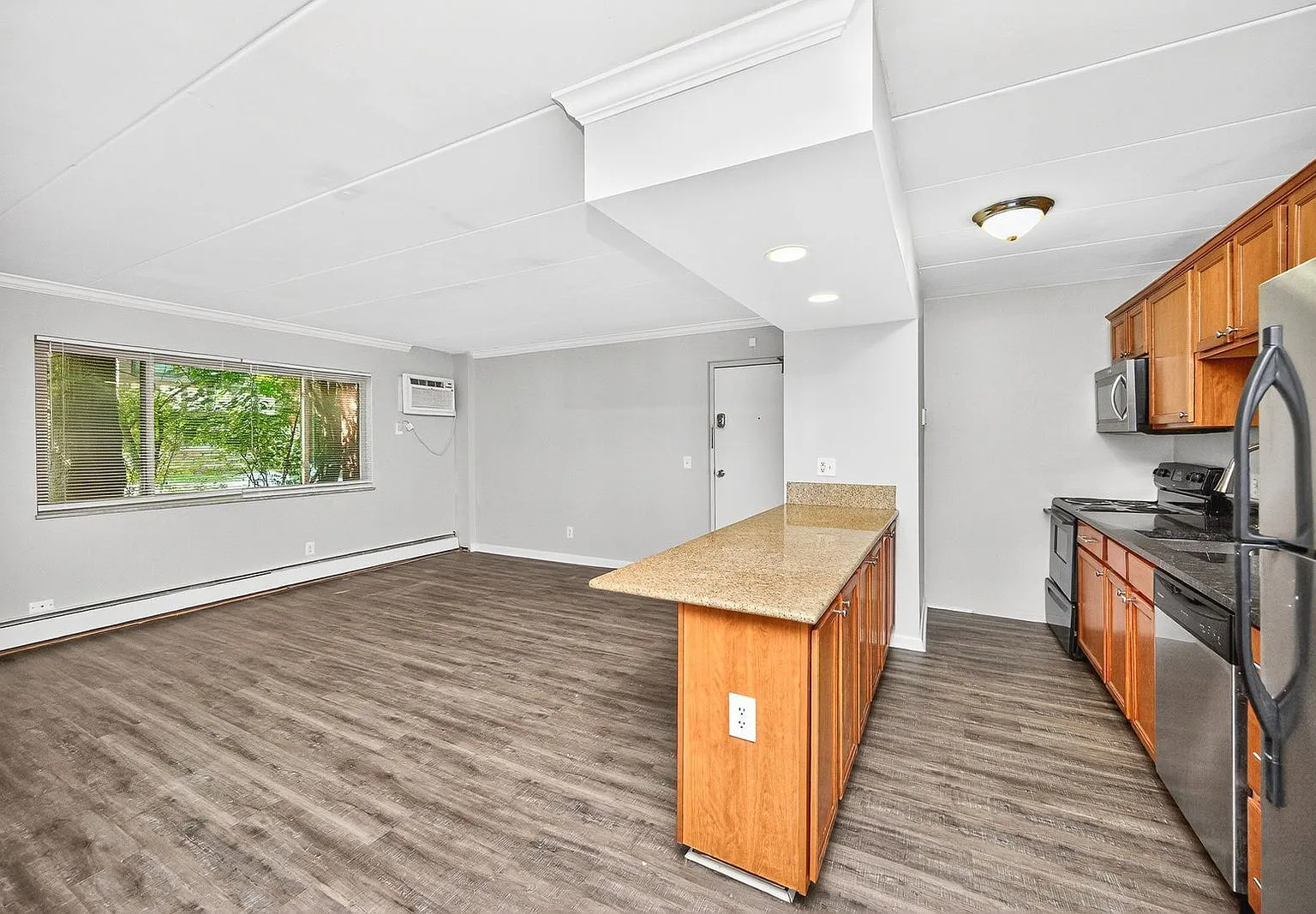 2 bed, 1.0 bath, 650 sqft, $1,249 — Photo 4