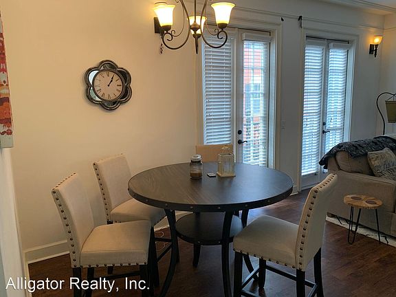 4th image of 325 NW 14th St APT 208