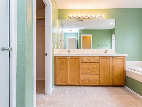 5th image of 936 SE Portlandia Ave