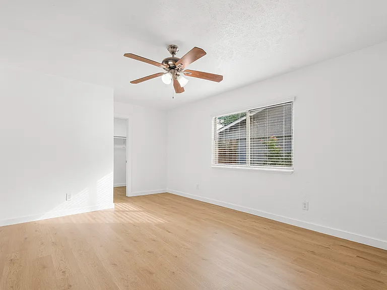 421 Parkvale Ln — Photo 29