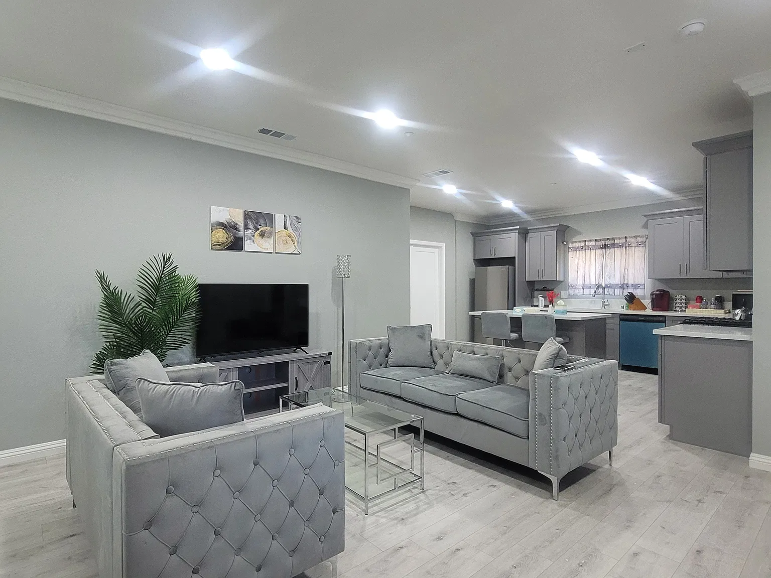 4 bed, 3.5 bath, 1800 sqft, $4,400 — Photo 2