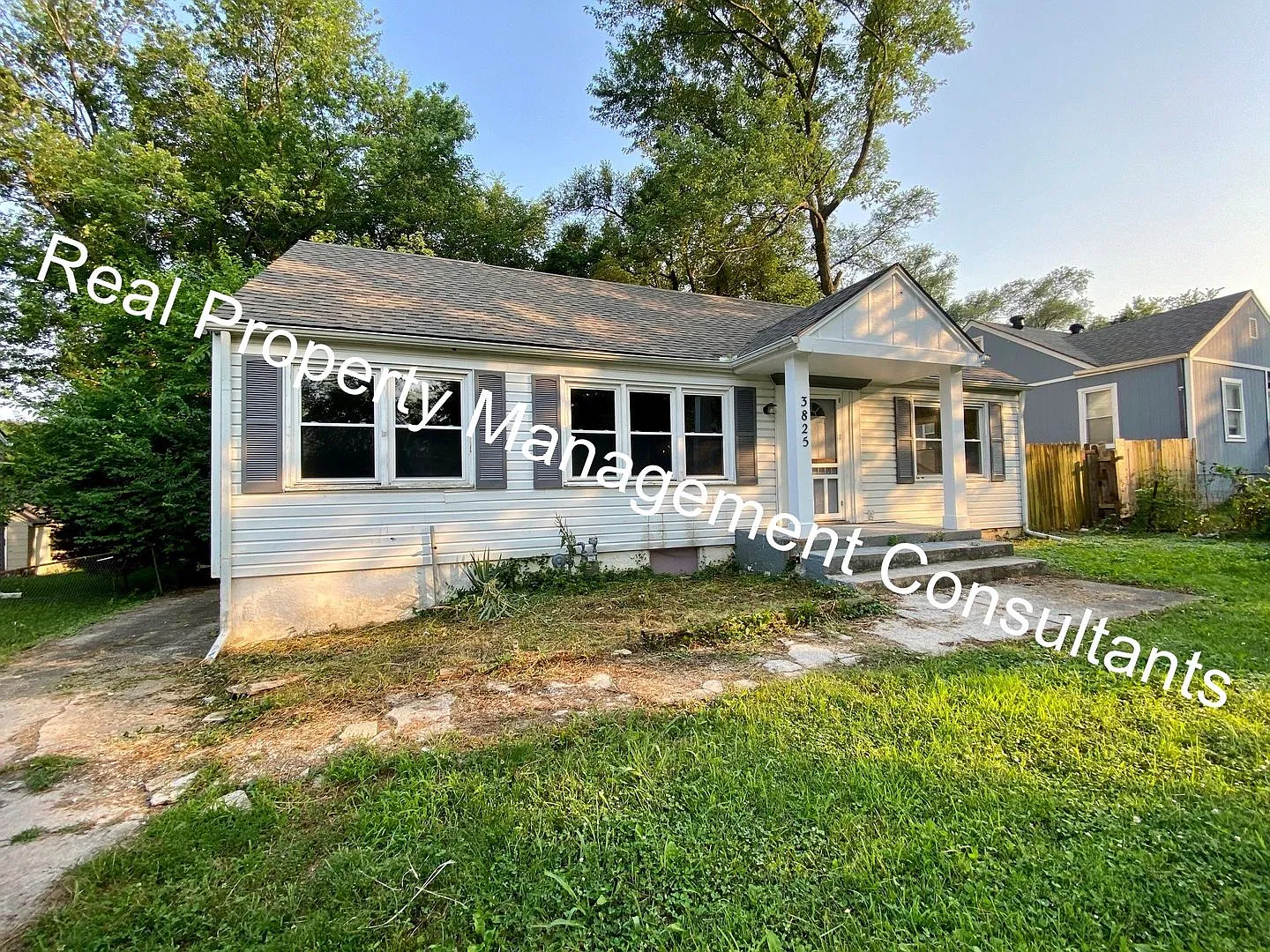 Spacious 2-Bedroom Home with Bonus Space & Large Fenced Yard in Kansas CIty — Photo 2