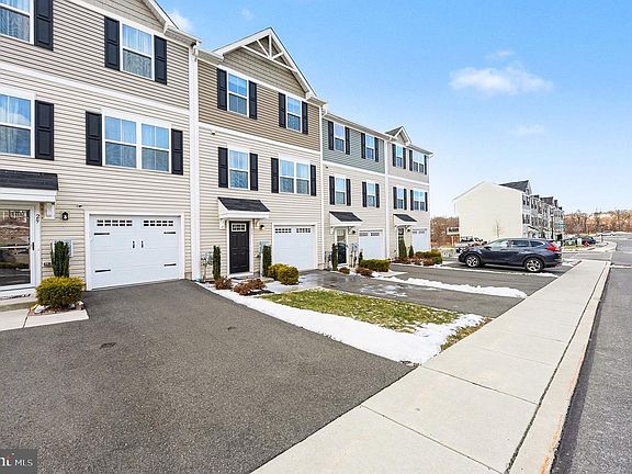 3rd image of 31 Foxwood Dr