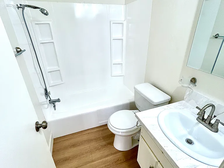 4319 Whitsett Ave #8 — Photo 6