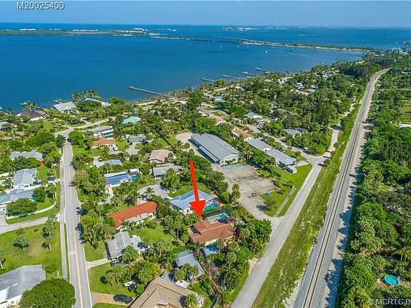 3rd image of 4565 NE Palmetto Dr