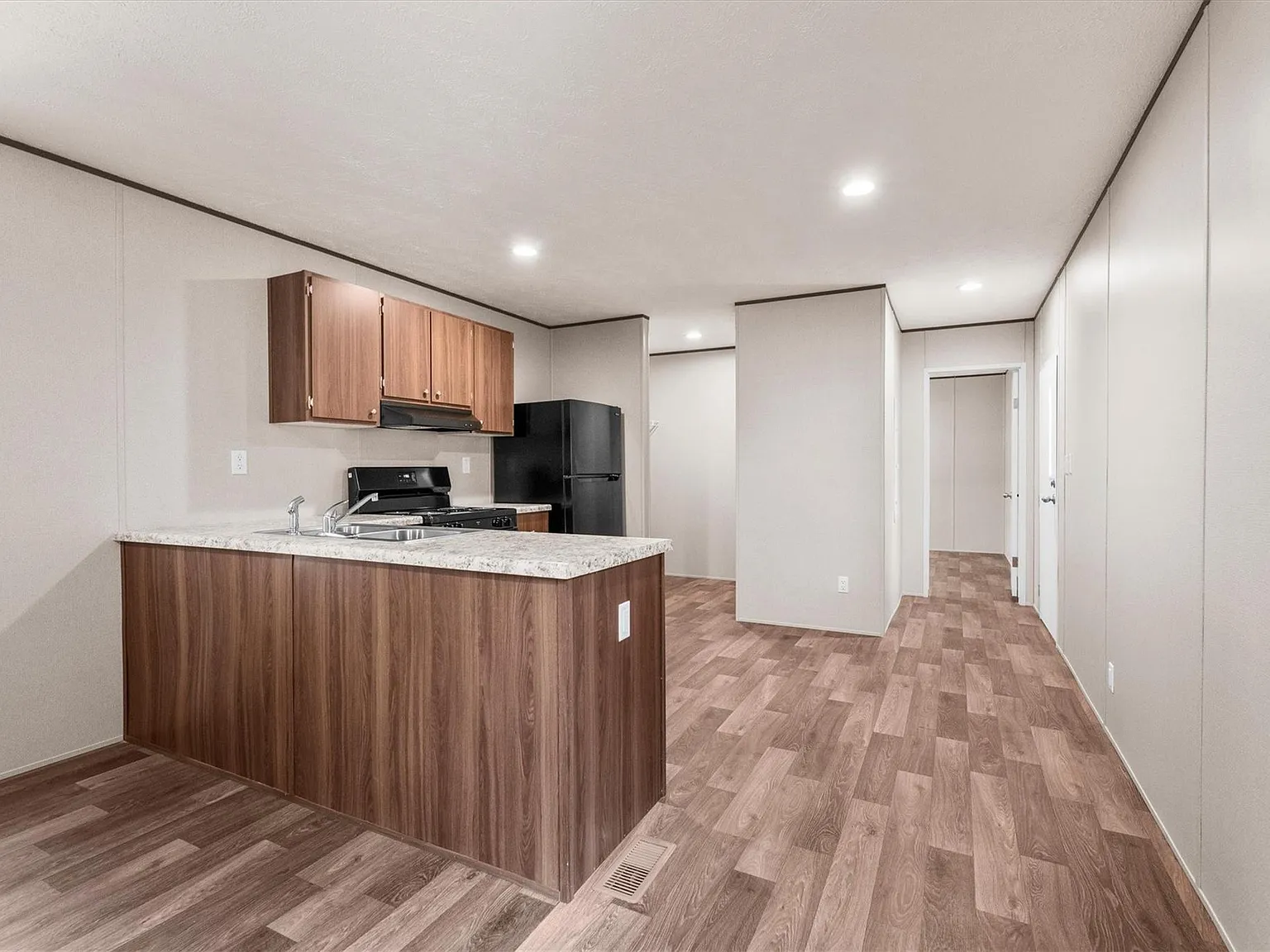 3 bed, 2.0 bath, 869 sqft, $1,300 — Photo 2