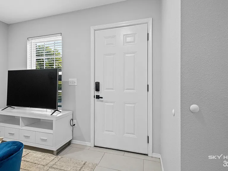 729 S Erika Ave — Photo 17