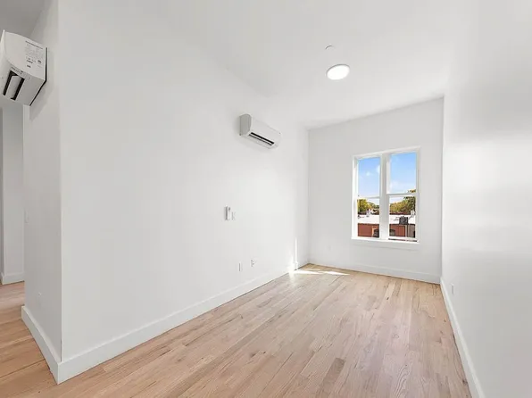 897 New York Avenue image 3 of 6