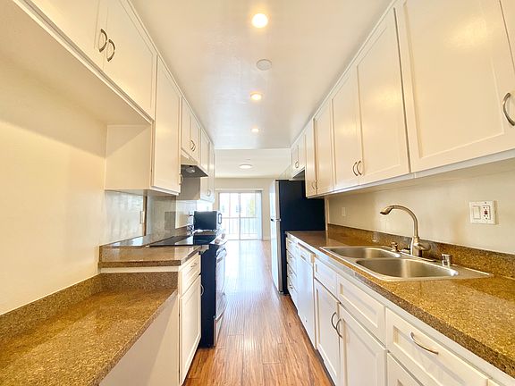3rd image of 624 S Barrington Ave #309