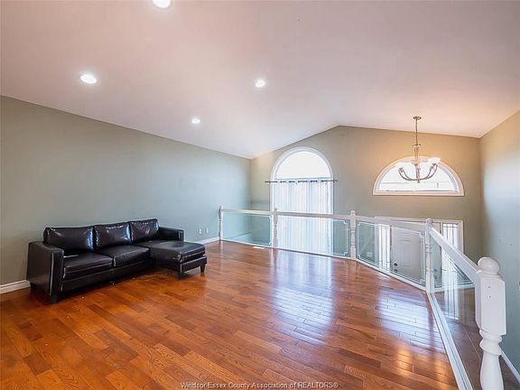5th image of 335 Piroli Cres