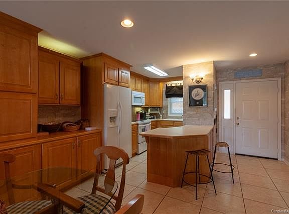 4th image of 528 Catspaw Ln