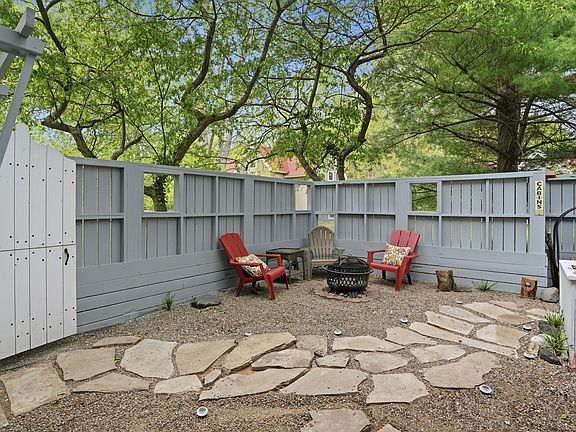 3rd image of 11 Tryon Farm Ln
