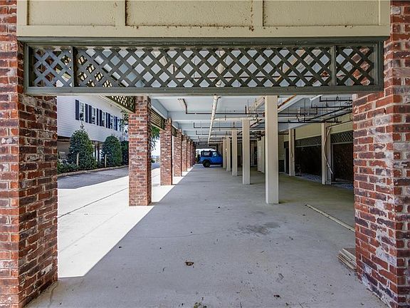 2nd image of 1923 Lakeshore Dr