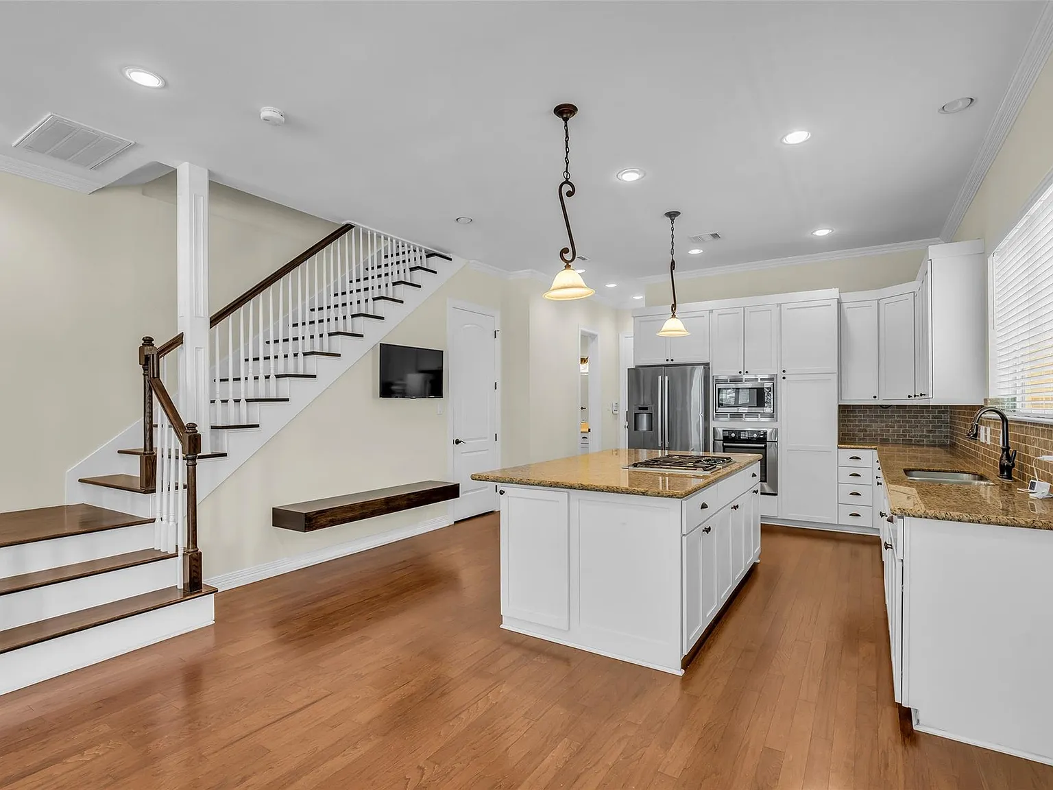 4 bed, 3.5 bath, 2750 sqft, $3,500 — Photo 1