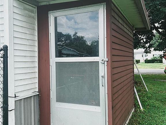 3rd image of 304 S Douglas St