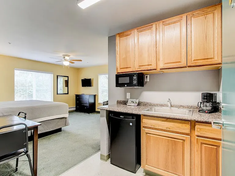 Vermont Inn Apartments — Photo 10