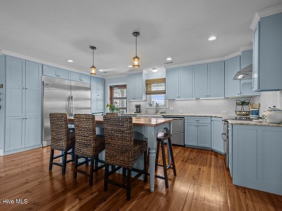 2nd image of 141 Bayview Boulevard