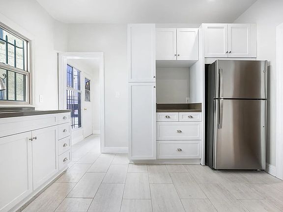 4th image of 338 N Stanley Ave #338