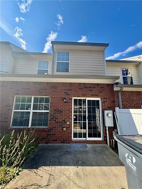 3 bed, 2.5 bath, 1718 sqft, $2,550 — Photo 2