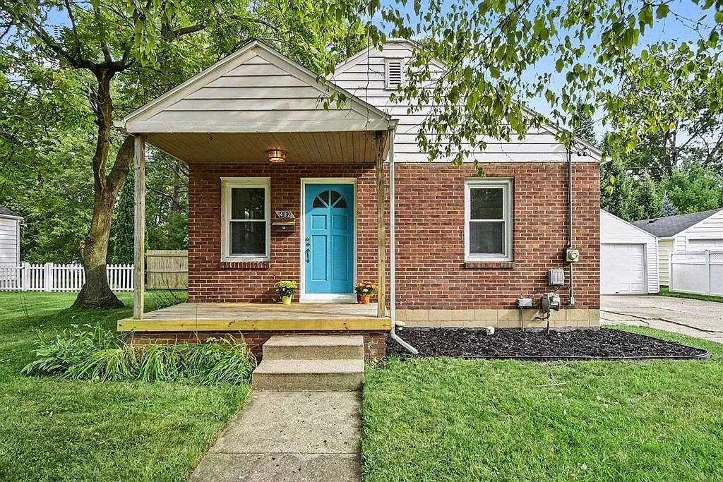 2 bed, 1.0 bath, 696 sqft, $1,300 — Photo 1