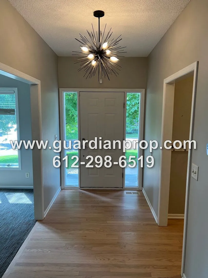 Executive Home in Cottage Grove Available Now, Large Open Floor Plan, Office, Family Room, Yard w... — Photo 2