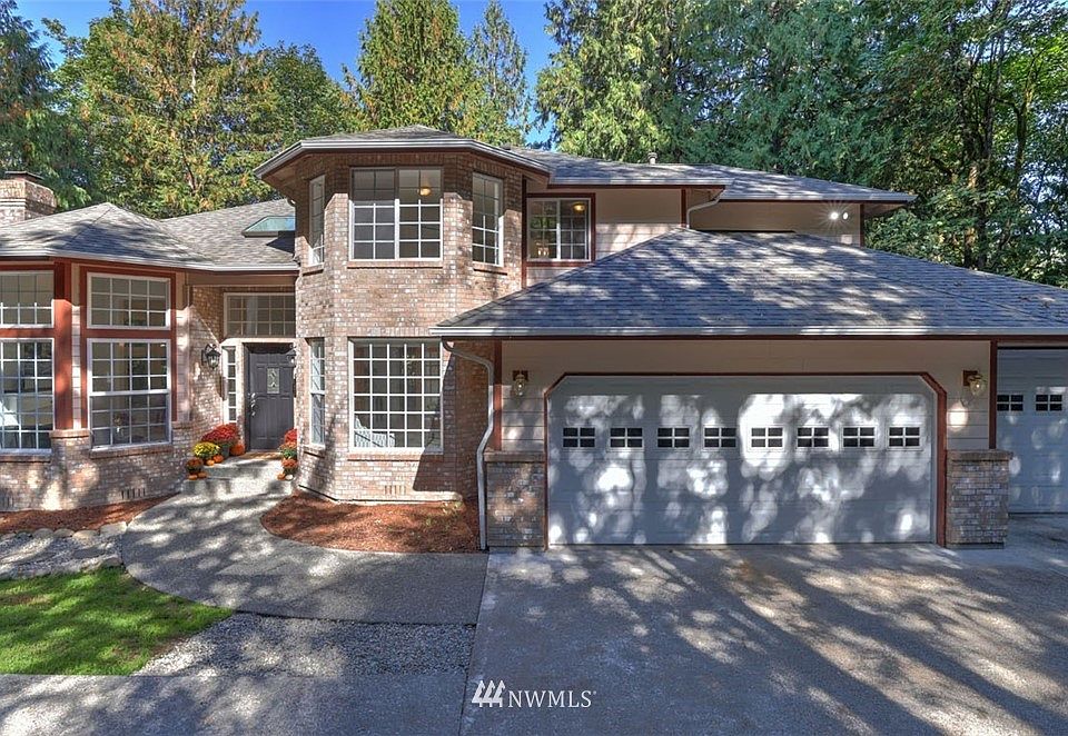 Gorgeous home with room for everyone, in the classic Pacific NW neighborhood of Mirrormont! 
