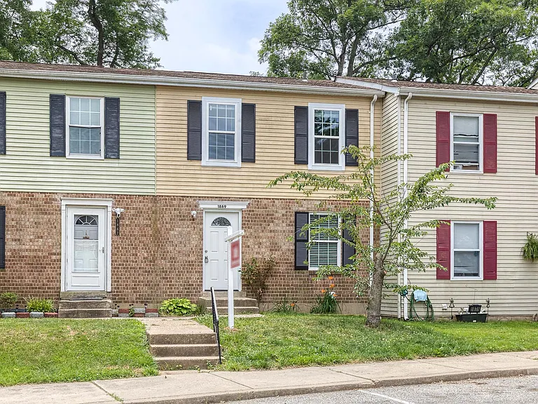 1869 Robin Ct — Photo 2