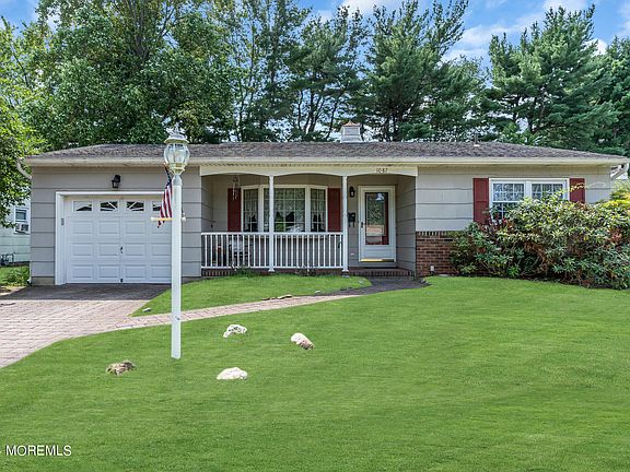 2nd image of 1087 Edgebrook Drive S