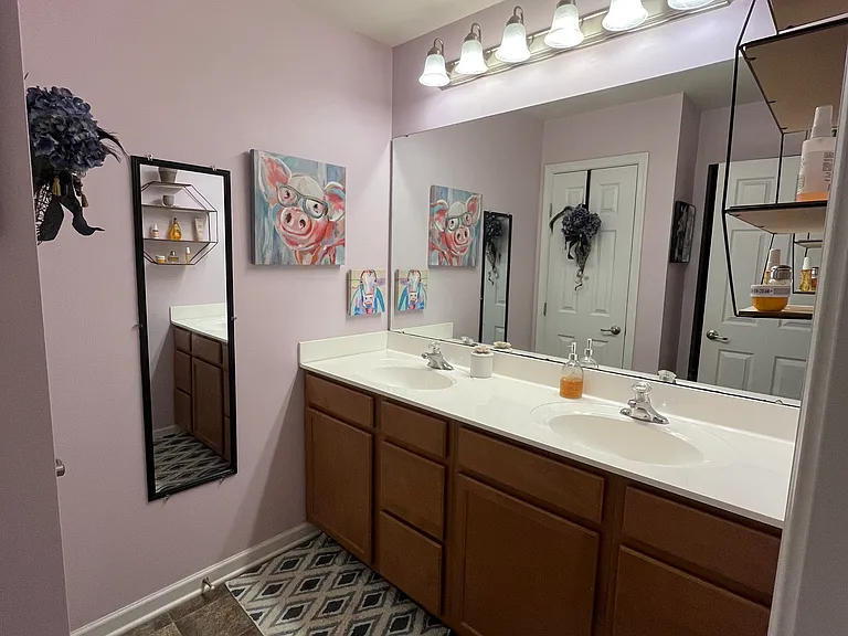 Master bath, current paint color.
