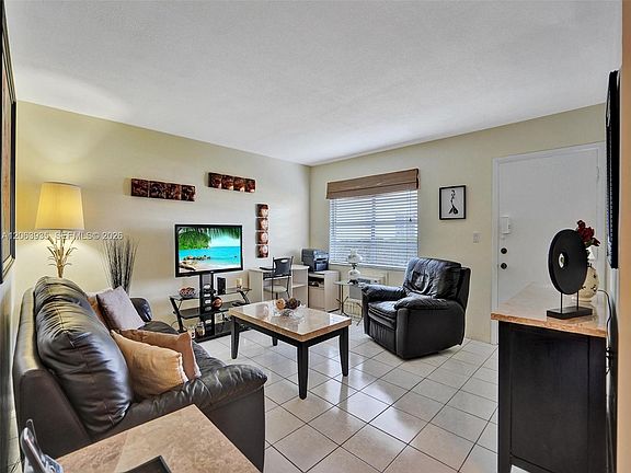 4th image of 16901 NE 13th Ave APT 110