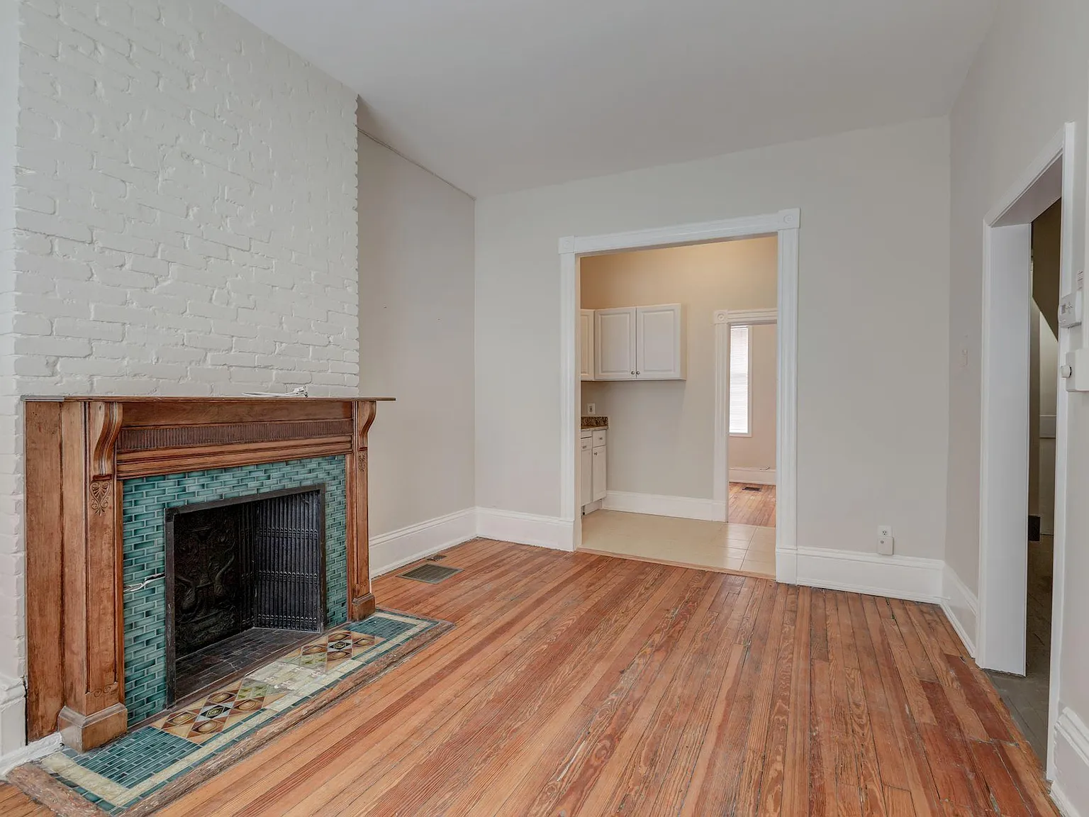 3 bed, 1000 sqft, $4,100 — Photo 3