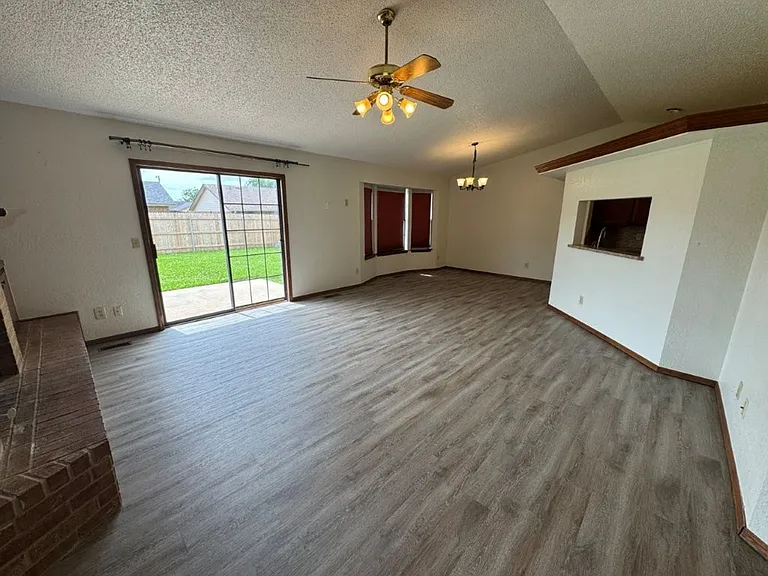 8401 Woodhue Dr — Photo 2
