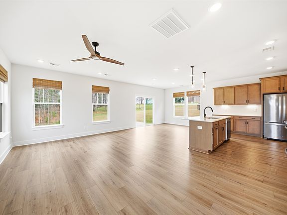 3rd image of 952 Diane Ln