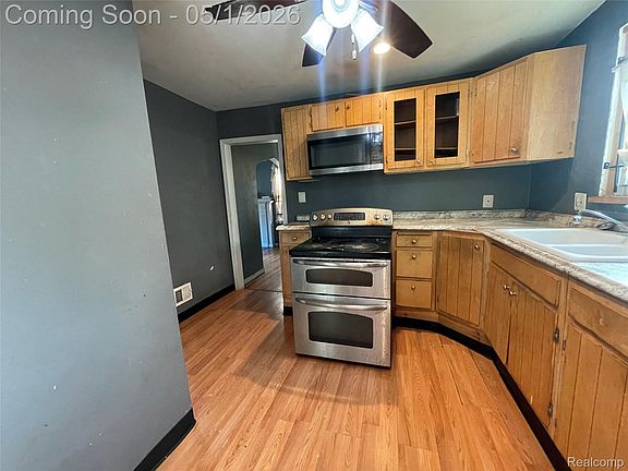 3rd image of 10731 Roxbury St