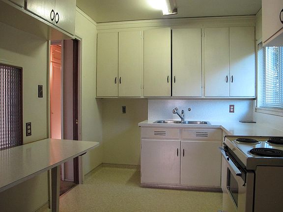 4th image of 2389 Newhall St