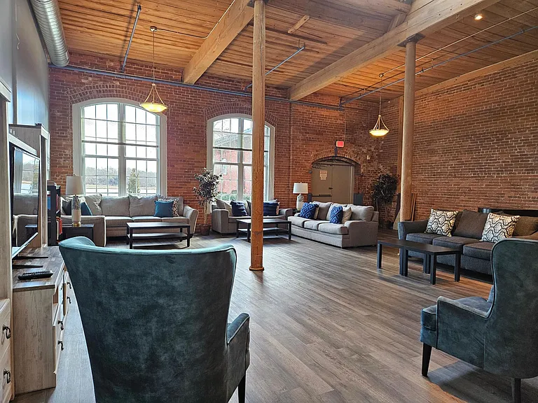 Victoria Riverside Townhouse Lofts — Photo 42