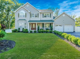 3 Embassy Rd, Selden, NY 11784